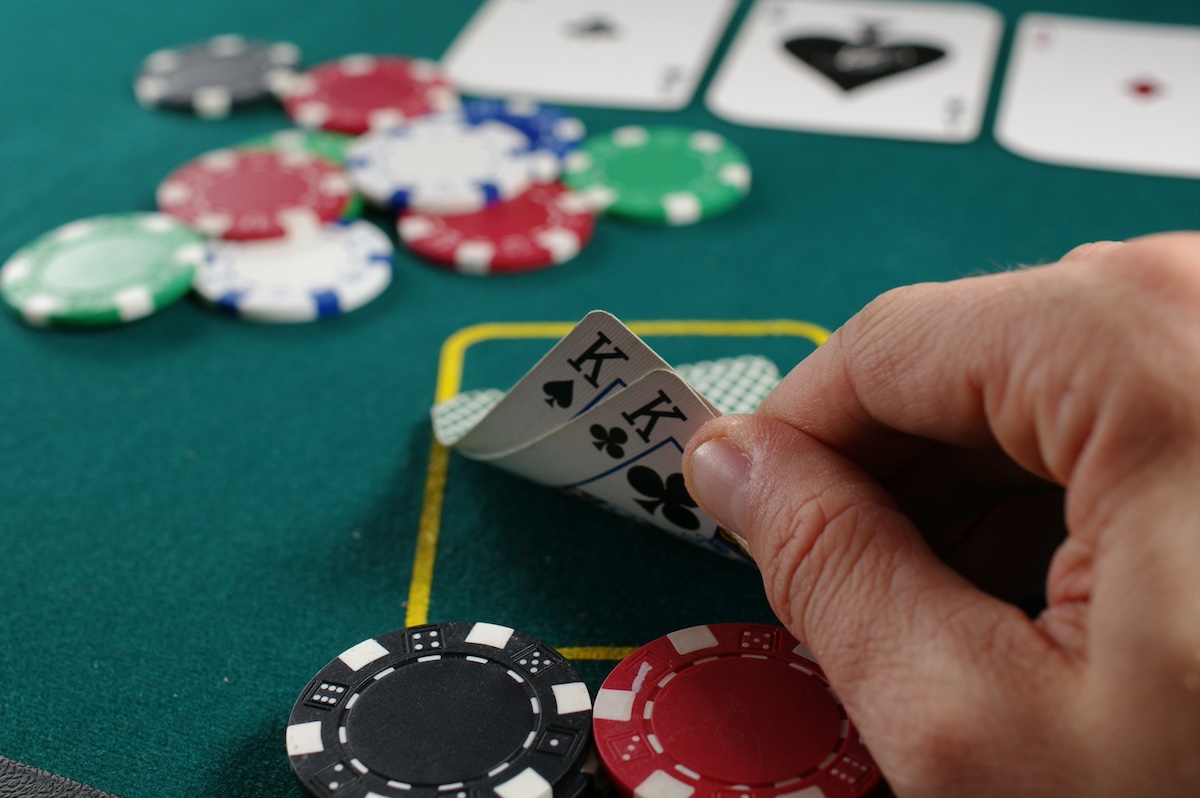 Att bemästra konsten att bluffa i poker
